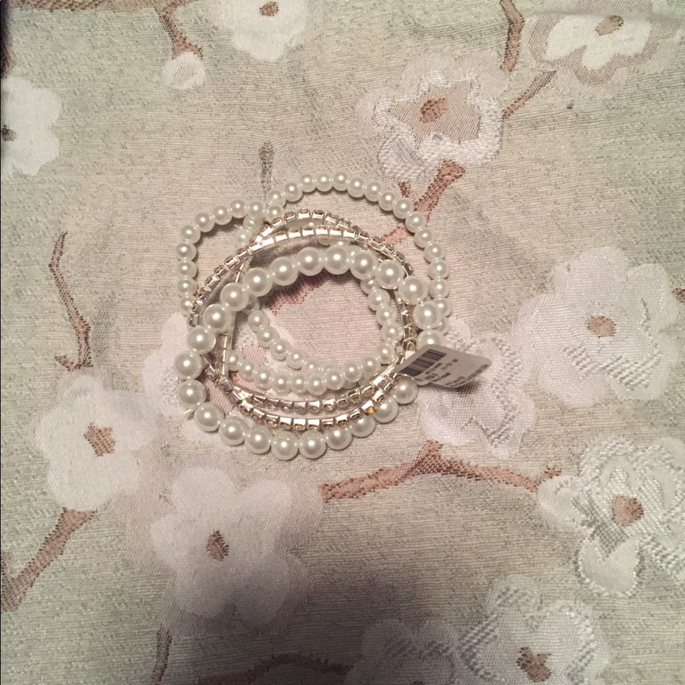 Pearl and diamond (fake) bracelet set